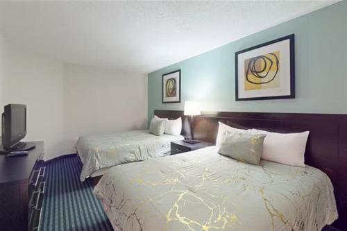 默特尔比奇Oceans One Resort 11th Floor Oceanfront Luxury Condo的有两张床和一台电视的酒店房间