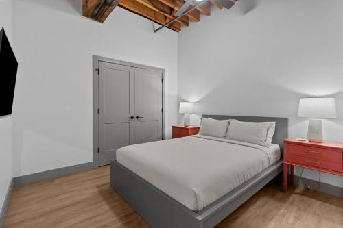 Ένα ή περισσότερα κρεβάτια σε δωμάτιο στο Guest Fave - 5 Star Stay Downtown - ADA Accessible