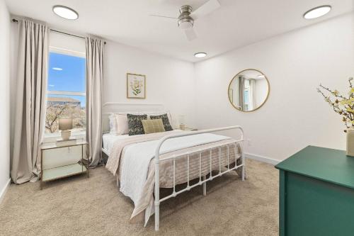 Una habitación blanca con una cama y una ventana en Sea World | Lackland | Pickleball | Pool!, en Riomedina