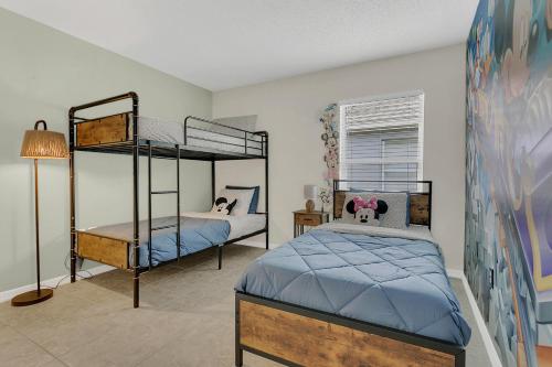 1 Schlafzimmer mit 2 Etagenbetten und einer Lampe in der Unterkunft Dream Stay Orlando with a pool and home theater in Davenport