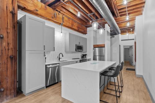 Kuchyň nebo kuchyňský kout v ubytování Chic Loft - Perfect for Remote Work & City Exploring