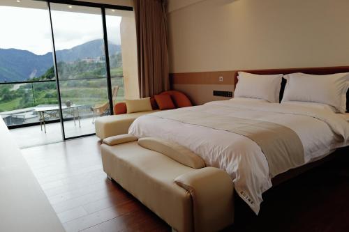 Postel nebo postele na pokoji v ubytování Yuanshan Meili Hotel