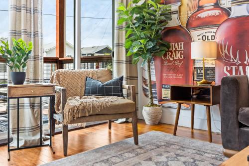 Χώρος καθιστικού στο Classic Louisville Home with Contemporary Upgrades