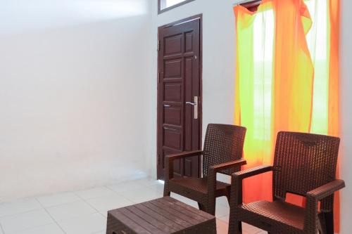 Χώρος καθιστικού στο RedDoorz near Bigmall Samarinda 2