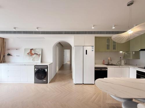 Il comprend une cuisine équipée d'un lave-linge et d'un sèche-linge. dans l'établissement Urban Hub French premium Apart-ment Convenient Luxury 3 Bedroom Shanghai, à Shanghai