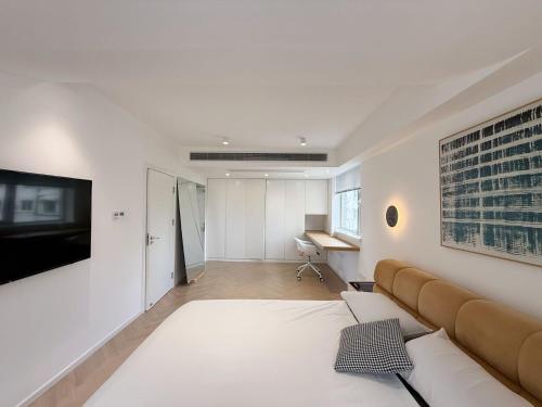 Un ou plusieurs lits dans un hébergement de l'établissement Urban Hub French premium Apart-ment Convenient Luxury 3 Bedroom Shanghai