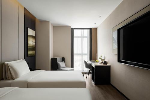 Postel nebo postele na pokoji v ubytování Atour Hotel North Square of Urumqi High-Speed Rail Station