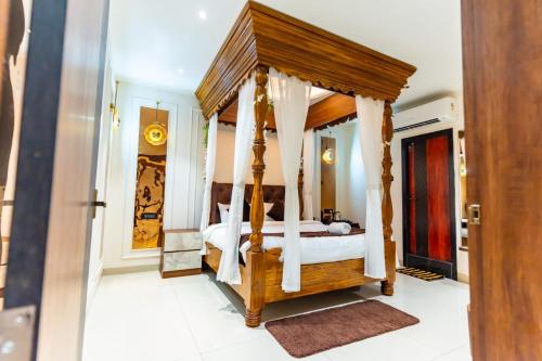 Schlafzimmer mit Himmelbett in der Unterkunft Sri vaarahi hotel in Hanamkonda