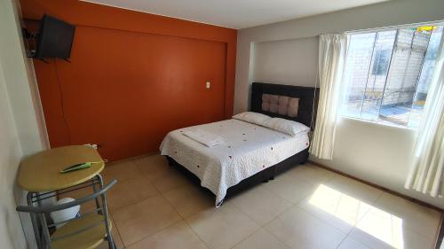 a small bedroom with a bed and a window at Departamento acogedor in Abancay