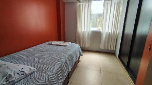 a small room with a bed and a window at Departamento acogedor in Abancay