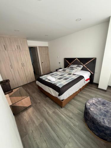 Ένα ή περισσότερα κρεβάτια σε δωμάτιο στο Apartamento 8 huéspedes centro de Pasto 3 habitaciones 2 baños