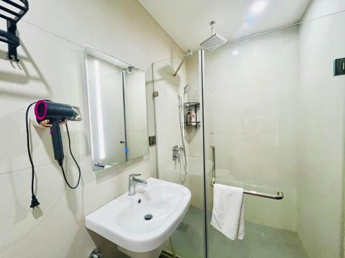 Un baño de AeonTower Suites&Hotel by CMC