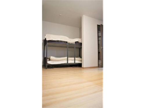 una camera da letto con un letto a castello in una stanza di Sadie's Home / Vacation STAY 7575 a Kawasaki