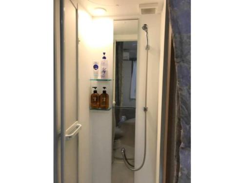 un bagno con doccia con porta in vetro di Sadie's Home / Vacation STAY 7575 a Kawasaki