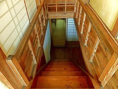 an overhead view of a staircase in a building at Kominka Sharehouse Hooju - Vacation STAY 7614 in Miyazaki