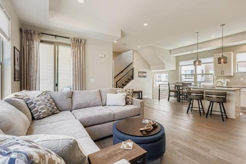 una sala de estar con un sofá y una mesa en Lazy Rocky Retreat home, en Arvada