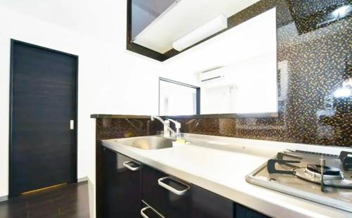 eine Küche mit Spüle und Arbeitsplatte in der Unterkunft Suncourt Hondori Garden Hills / Vacation STAY 7584 in Sapporo