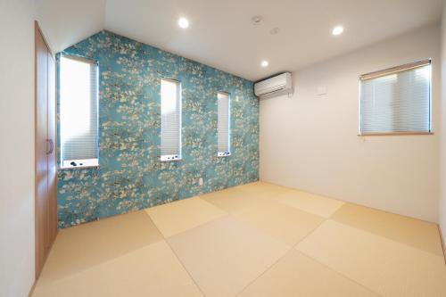 an empty room with a wall with flowers at Minamitsuru-gun - House - Vacation STAY 82353 in Fujikawaguchiko