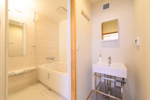 高山市にあるBEYOND HOTEL Takayama 4th - Vacation STAY 99852の洗面台、浴槽、トイレを備えたバスルーム