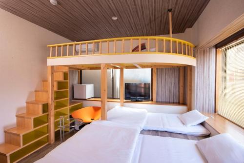 高山市にあるBEYOND HOTEL Takayama 2nd - Vacation STAY 82237のベッドルーム1室(二段ベッド1組付)