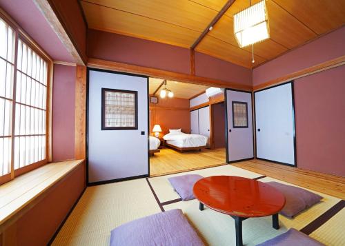 una camera con un tavolo e un letto di Minamitsuru-gun - House - Vacation STAY 82667 a Fujikawaguchiko