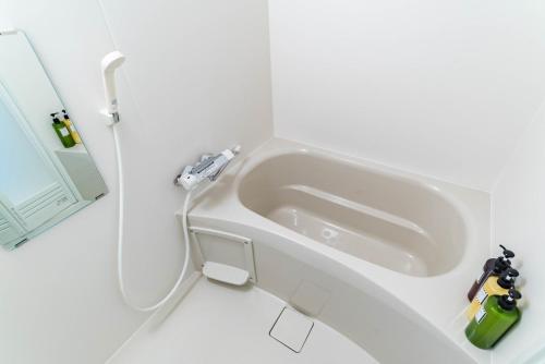 Un baño blanco con lavabo e inodoro. en Bijou Suites Sorriso - Vacation STAY 7862, en Osaka
