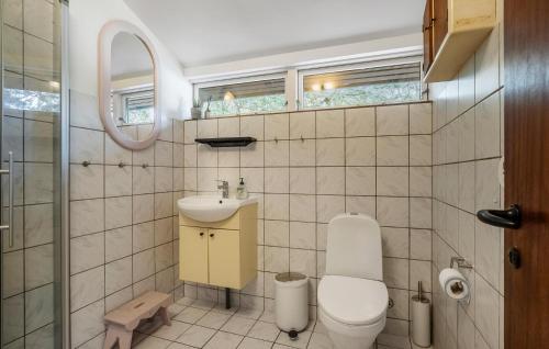 Ένα μπάνιο στο Three-Bedroom Holiday Home In Vig