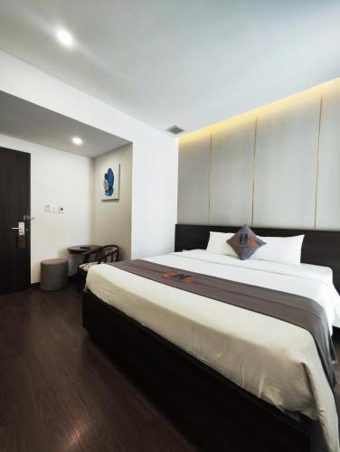 a bedroom with a large bed in a room at Nile Hotel Phu Yen in Tuy Hoa