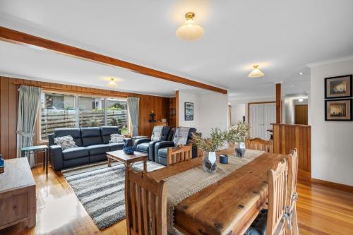 Ruang duduk di Rhyll Beach Retreat
