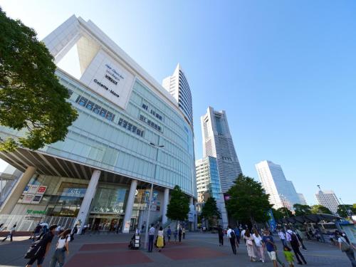 a group of people walking in front of a building at RetroSpect Stay Yokohama - Vacation STAY 03277v in Yokohama