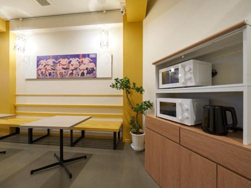 a waiting room with a table and a microwave at RetroSpect Stay Yokohama - Vacation STAY 99033v in Yokohama