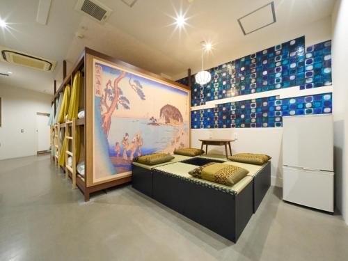 横浜市にあるRetroSpect Stay Yokohama - Vacation STAY 99014vのソファ付きの壁画