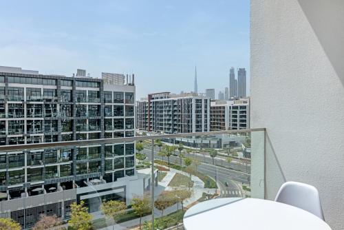 Waves - Stylish and Comfy Couples Retreat Apt with Balcony