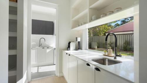 Kuchyň nebo kuchyňský kout v ubytování Sommarhuset - 3 Mins Walk to the Beach