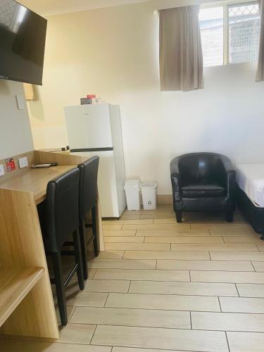 Кухня или мини-кухня в Econo Lodge Park Lane
