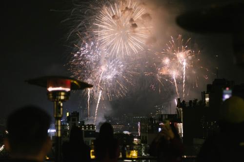 eine Menschenmenge, die in der Stadt ein Feuerwerk anschaut in der Unterkunft Le Chanvre Hanoi Hotel & Spa in Hanoi