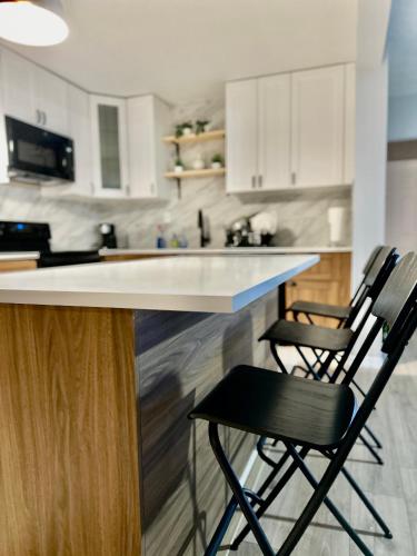 Η κουζίνα ή μικρή κουζίνα στο Siesta Beach Getaway - Minutes to Beach, Shops, Dining