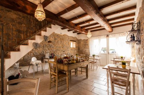 a dining room with a table and chairs at Aia Antica in Monte San Biagio