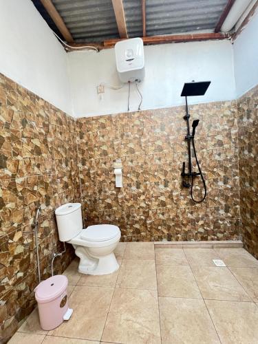 EkasにあるEkas Kongkong Paradise Villa and Restoのバスルーム(トイレ付)、壁にカメラが備わります。