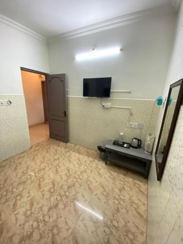 Телевизор и/или развлекательный центр в La Ruelle Guest House