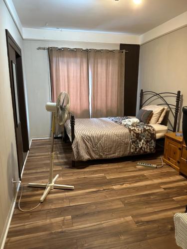 Katil atau katil-katil dalam bilik di Private Room Not Entire Apt Steps DownTown 18Mins Airport