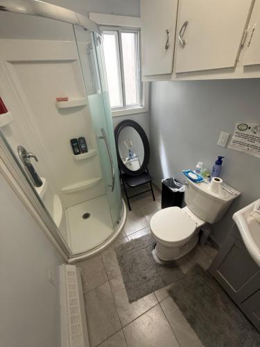 Bilik mandi di Private Room Not Entire Apt Steps DownTown 18Mins Airport