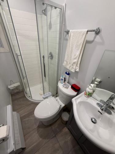 Bilik mandi di Private Room Not Entire Apt Steps DownTown 18Mins Airport