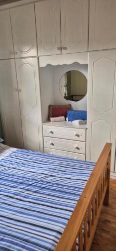 Postel nebo postele na pokoji v ubytování Kilmacrenan Guest House OPJG