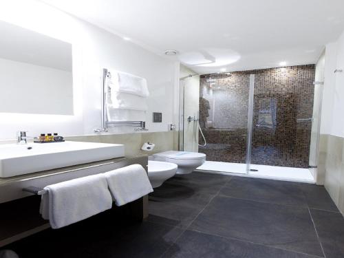 A bathroom at Quirinale Luxury Rooms