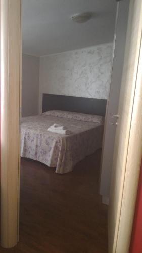 トロペアにあるAppartamento Tropea Orizzonte Bluの小さなベッドルーム(テーブル付きベッド1台付)