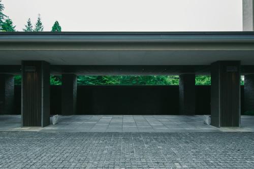 an entrance to a building with pillars in the middle at Hakone Hisui in Hakone