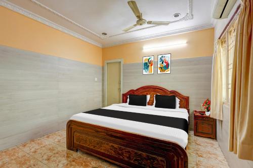 a bedroom with a large bed in a room at Hotel O Rayagada Downtown in Rāyagada