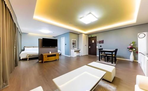 a large living room with a couch and a tv at BENIKEA Technovalley Hotel in Daejeon