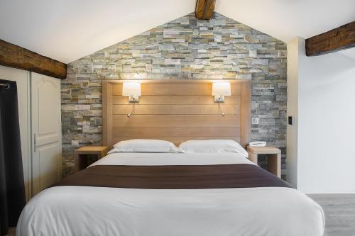 Ένα ή περισσότερα κρεβάτια σε δωμάτιο στο Logis Hotel Erreguina